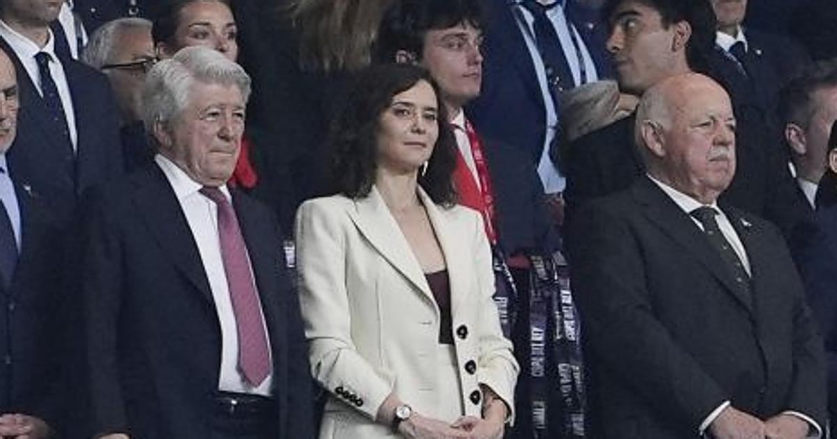 Ayuso zanja el bulo con un vídeo: sí le dio la mano a Oyarzabal en el palco de la final de la Copa del Rey