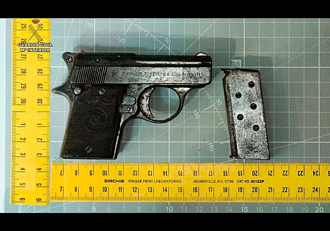 Arma confiscada por la Guardia Civil durante la operación