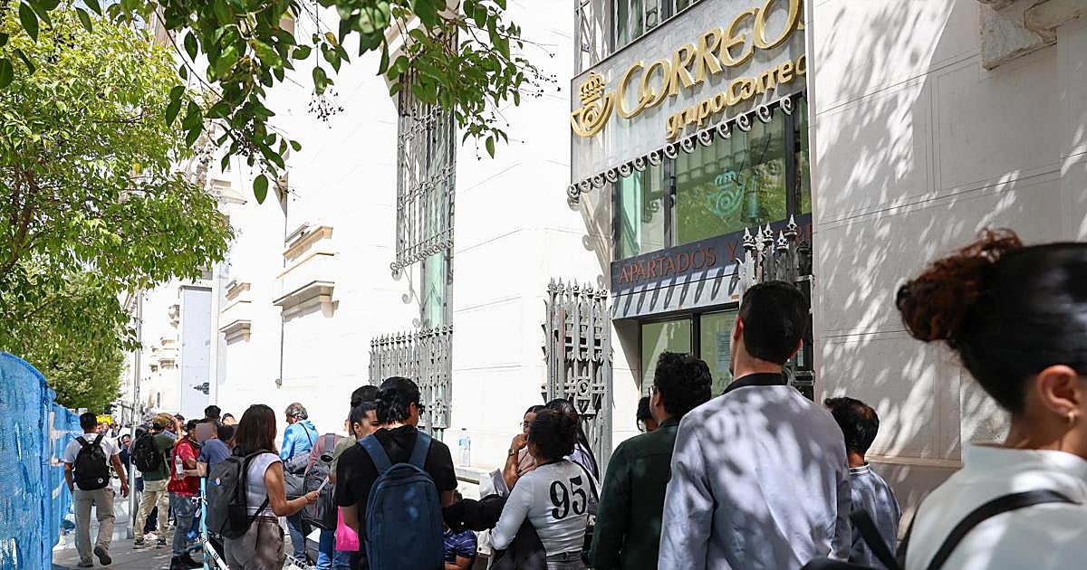 Empleados de Correos tramitan miles de regularizaciones de inmigrantes sin tener la formación