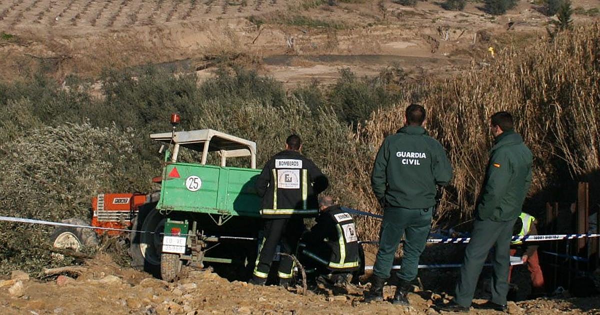 Muere una persona en Lucena, en la carretera del Calvario, tras volcar un tractor