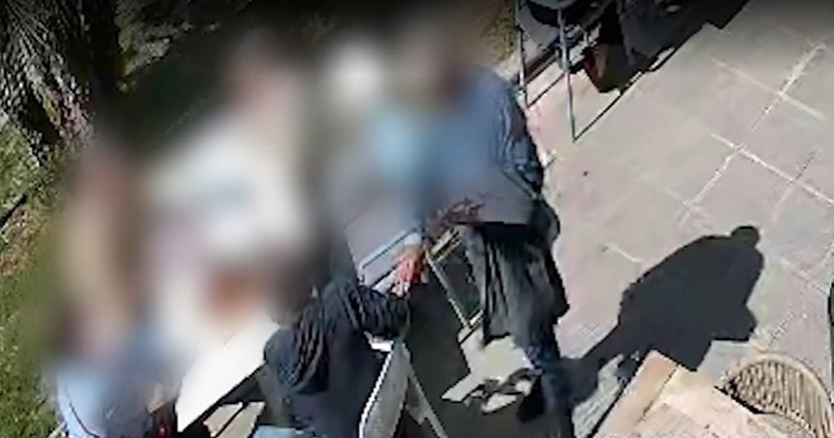 Detenido el 'ladrón del móvil': fingía hablar por teléfono y cometió 25 robos al descuido en bares