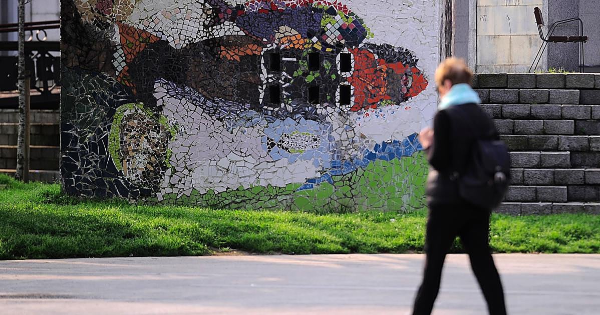 Vende el piso de su madre fingiendo que estaba muerta: nunca lo entregó y obligó a la víctima a pagar 10.000 euros