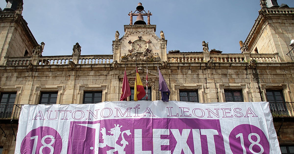 El socialista José Antonio Diez vuelve a colocar la pancarta del 'Lexit´en el Ayuntamiento de León