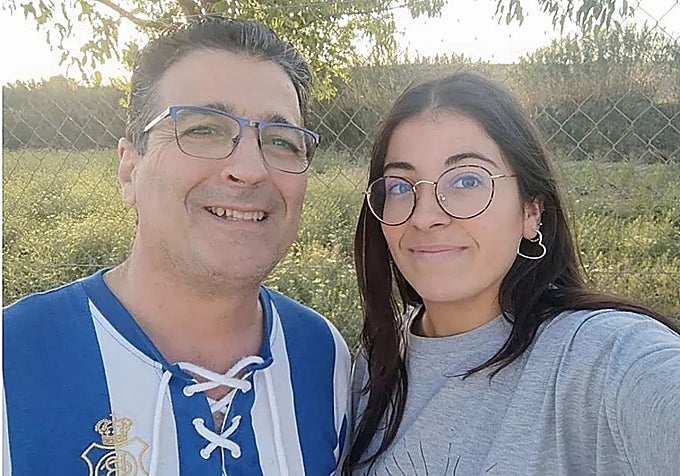 José Antonio Cabrera en una foto con su hija fallecida.