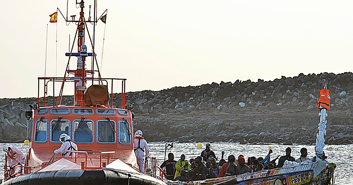Madrugada de rescate en El Hierro con un cayuco con 136 inmigrantes a bordo