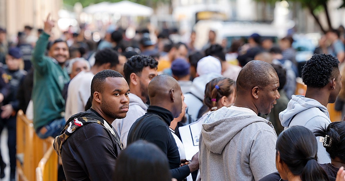 Caos en Ciudad Lineal por la regularización masiva de inmigrantes: «Llevo 30 horas en la cola»