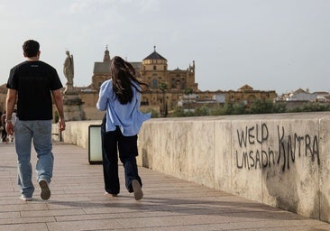 Vandalizan el Puente Romano con pinturas en los pretiles