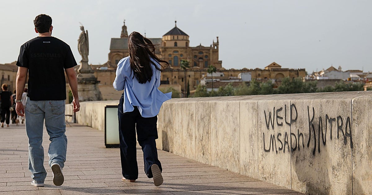 Vandalizan el Puente Romano de Córdoba, Patrimonio de la Humanidad, con pinturas en los pretiles