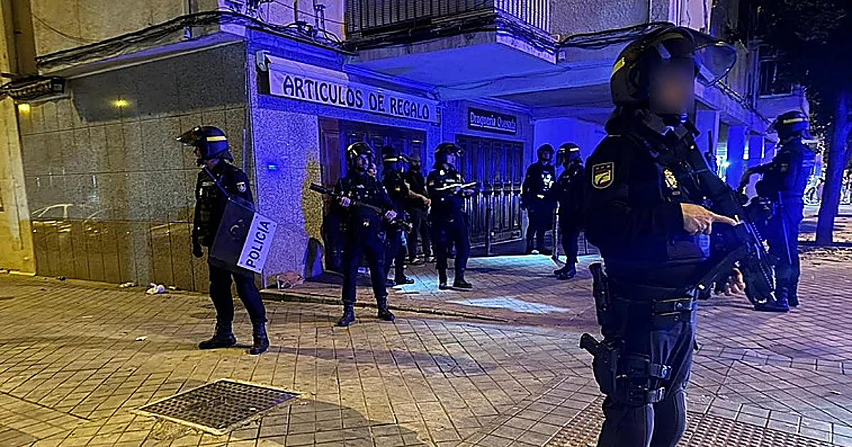 Una timba ilegal en Granada acaba con 200 personas atacando a la Policía