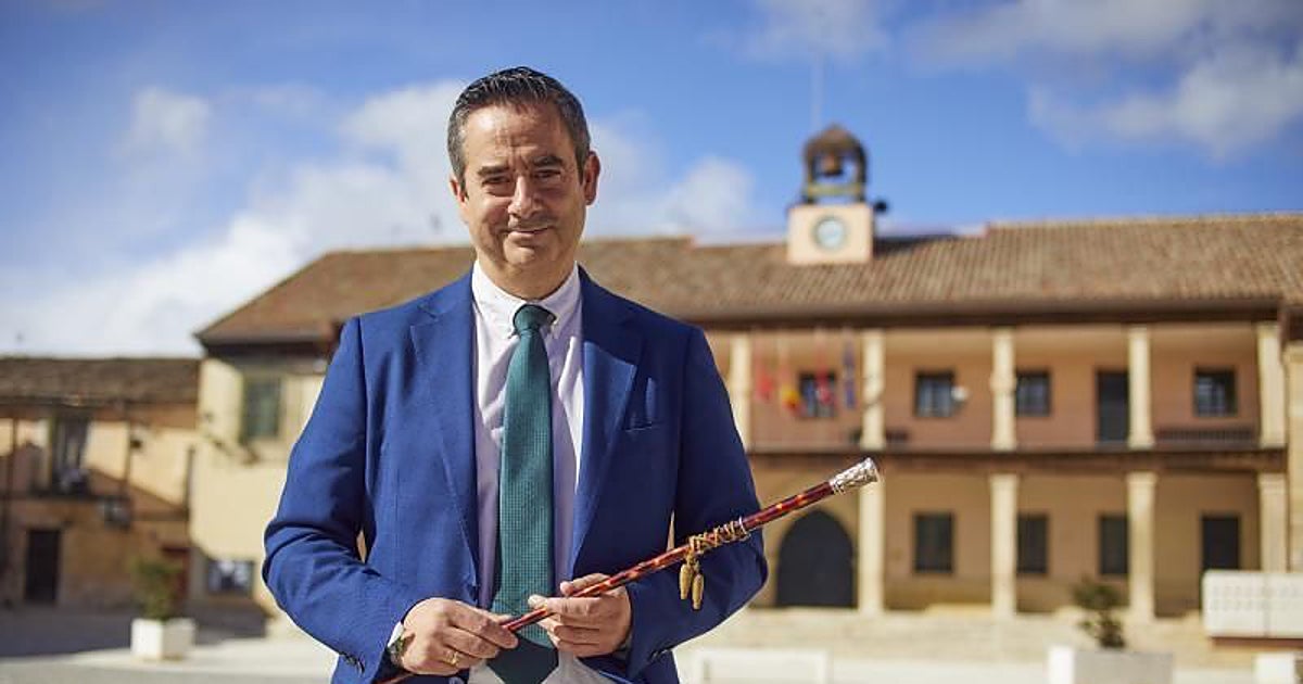 La oposición de Torrelaguna se venga del alcalde del PP y le quita el sueldo con el voto de un edil al que echó por «chantaje»