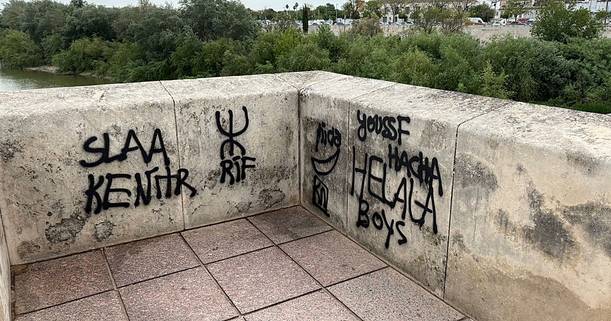 Sadeco prepara la limpieza de las pintadas del Puente Romano tras la autorización de la Junta
