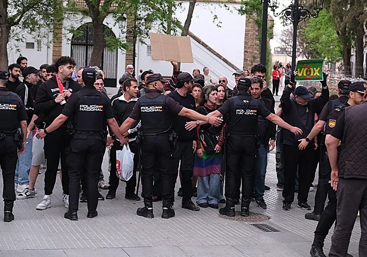 La izquierda más radical intenta boicotear el acto de VOX en Cádiz