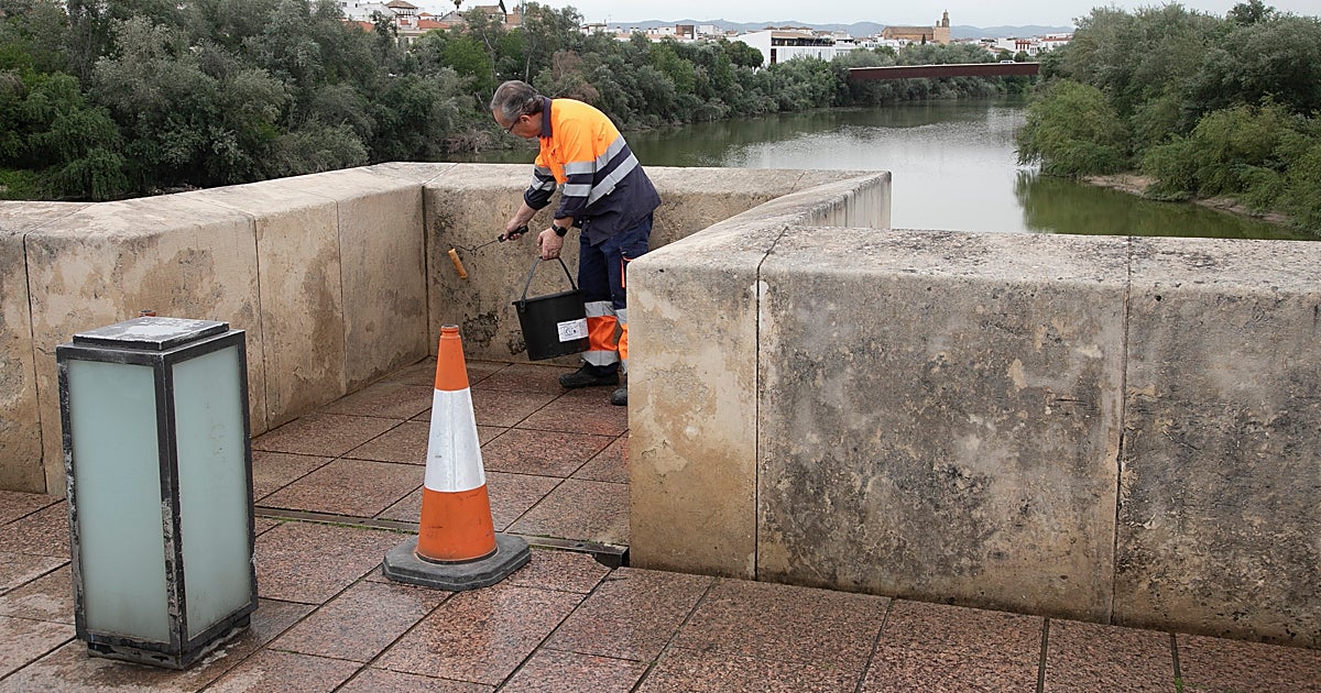 Las pintadas en el Puente Romano cuestionan la vigilancia de las joyas patrimoniales de Córdoba