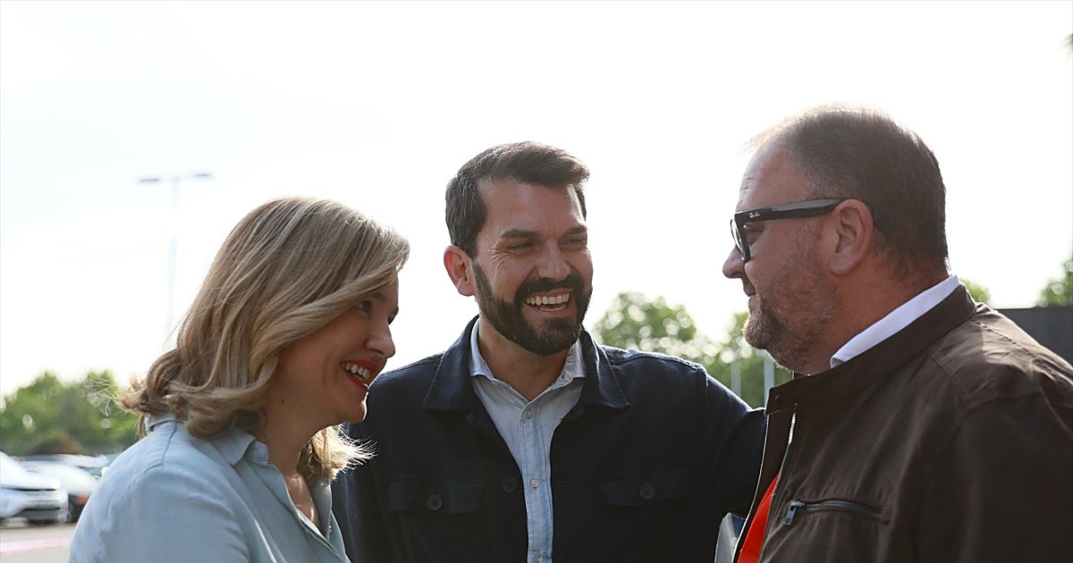 El nuevo líder del PSOE de Extremadura estrena ejecutiva arropado por Alegría y Zapatero, pero sin Sánchez