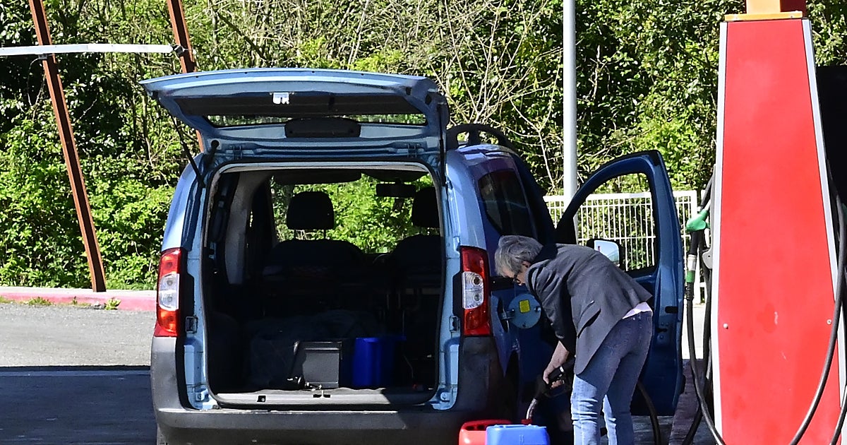 La rebaja del IVA dispara el 'turismo de combustible': «Venían con bidones de 20 litros»