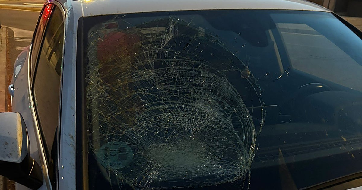 Le tiran una piedra «de grandes dimensiones» mientras conducía por la Autovía de los Viñedos