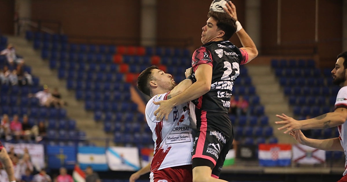 El Cajasol Ángel Ximénez sucumbe en Logroño y afronta cuatro finales por la permanencia (31-24)