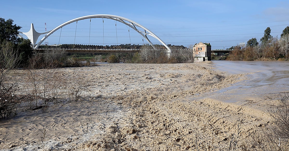 Los bomberos rescatan a dos jóvenes heridos tras caer en el embalse de Casillas