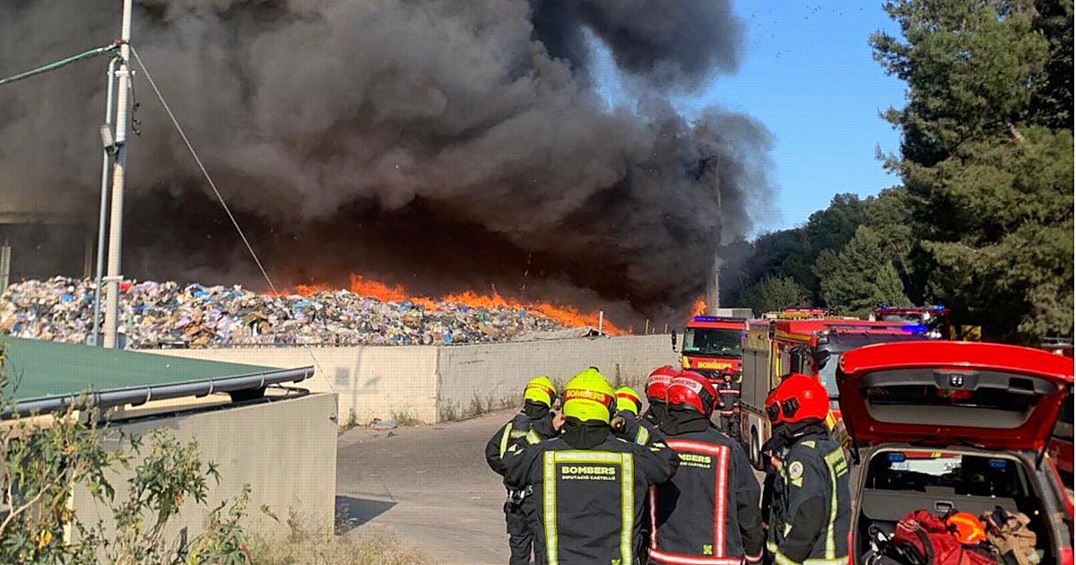 Un incendio en una planta de reciclaje en Castellón obliga a desalojar a vecinos de casas cercanas