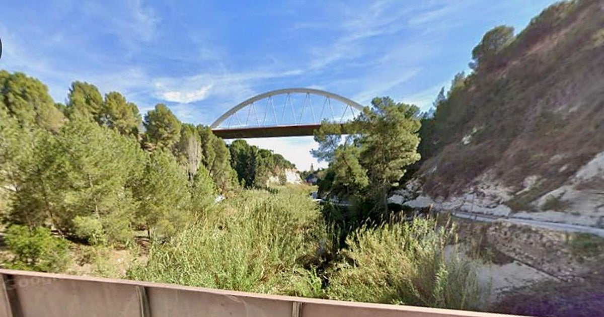 Dos muertos y un herido tras despeñarse un coche por un puente en Ontinyent