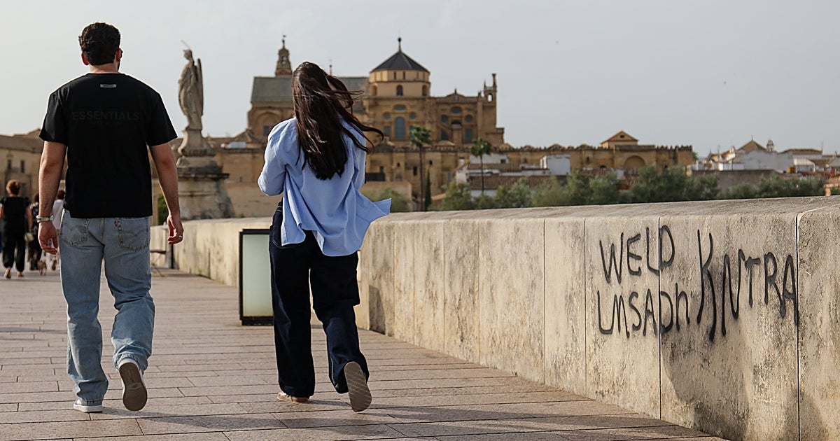 El Ayuntamiento de Córdoba no tomará medidas extraordinarias tras las pintadas en el Puente Romano