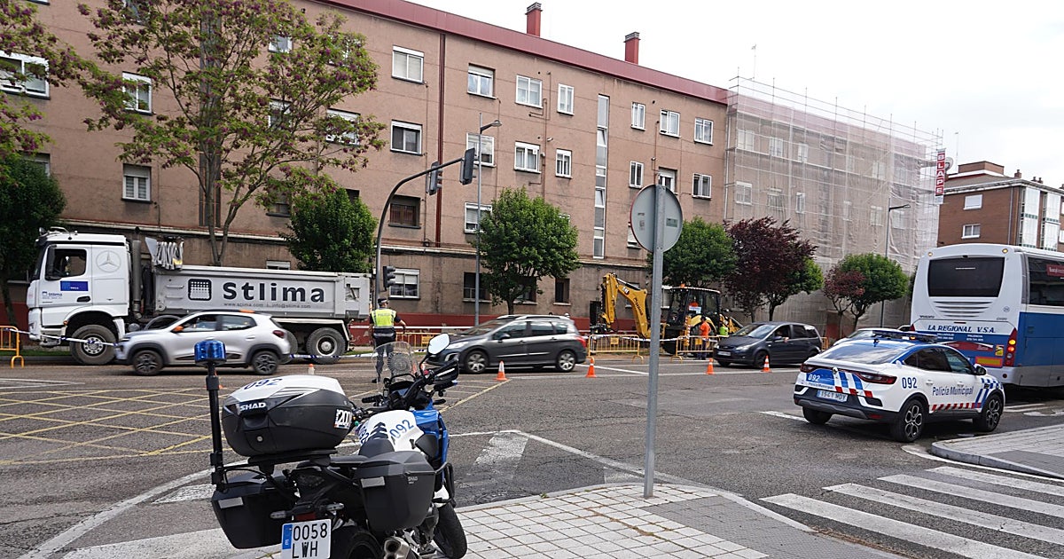 La fuga de agua en Valladolid, que ha provocado un reventón, afecta a 150 usuarios