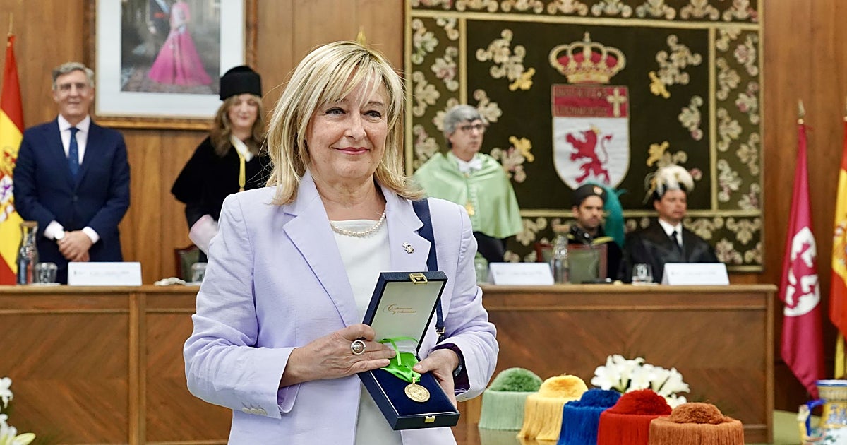 Ana del Ser recibe «con emoción» la primera Medalla Reina Urraca de la Universidad de León
