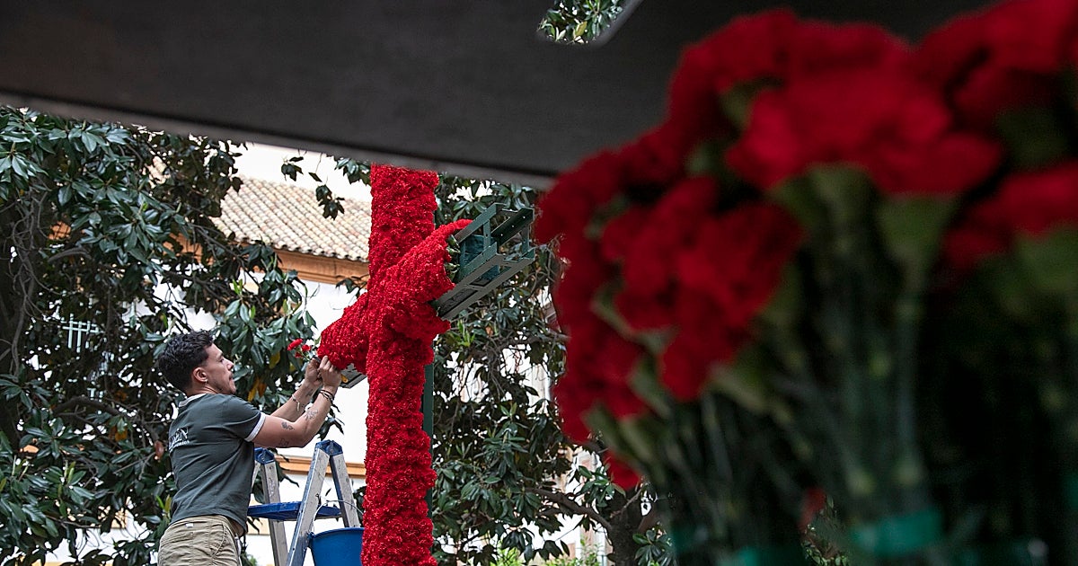 Las Cruces colorean ya Córdoba en el inicio del Mayo Festivo