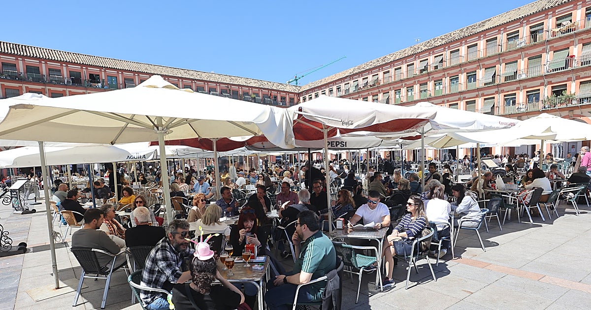 Los hosteleros cordobeses lamentan que persiste el atasco de varios meses en Urbanismo para la licencia de veladores