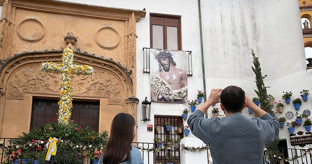 Las Cruces de Mayo abren en Córdoba con un ambiente animado ante la ausencia de lluvia