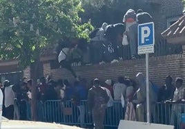 Decenas de inmigrantes asaltan la Embajada de Gambia en Madrid al no obtener el certificado de vulnerabilidad