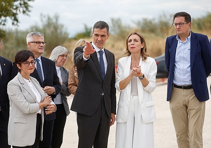 La alcaldesa socialista de Alcorcón, Candelaria Testa, y el presidente del Gobierno, Pedro Sánchez