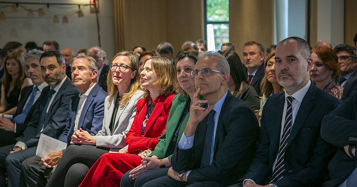 La secretaria de Estado de Comercio destaca el «gran potencial» del sector, que aporta un 13% al PIB nacional