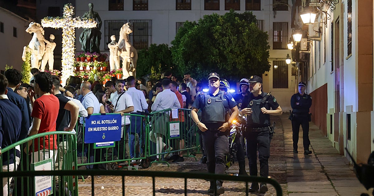 Las Cruces de Mayo en Córdoba, de la copa en la siesta a la noche entre multitudes