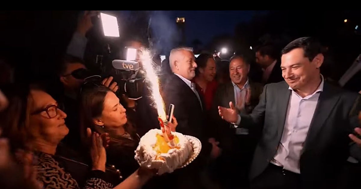 Juanma Moreno sopla las velas de su cumpleaños el mismo día del inicio de campaña electoral