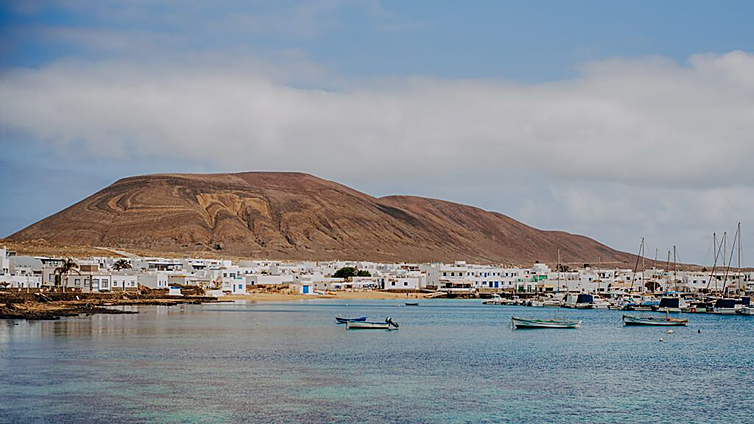 La Graciosa, la octava isla canaria de Quevedo: libre de asfalto, 700 habitantes y aguas cristalinas en la mayor reserva marina de Europa