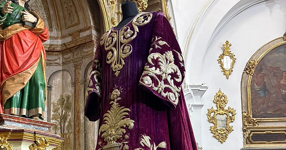 La túnica Rica del Nazareno de Priego de Córdoba renace tras una intervención en el IAPH