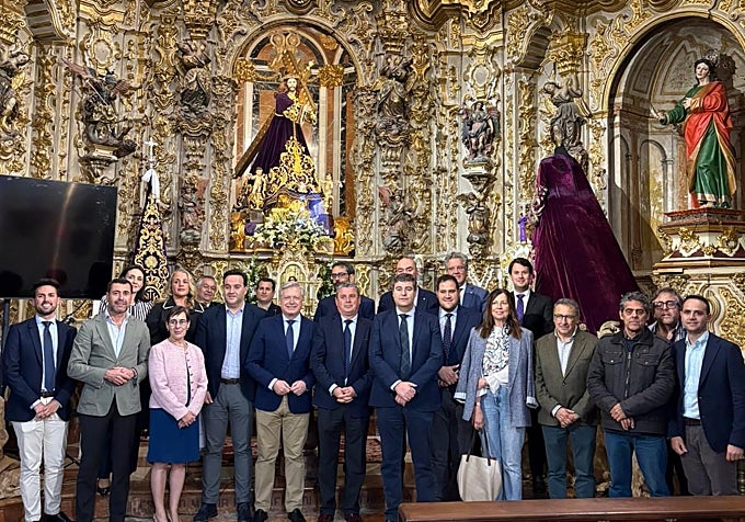 Responsables del IAPH y la hermandad, ante el Rey de Priego y la túnica restaurada