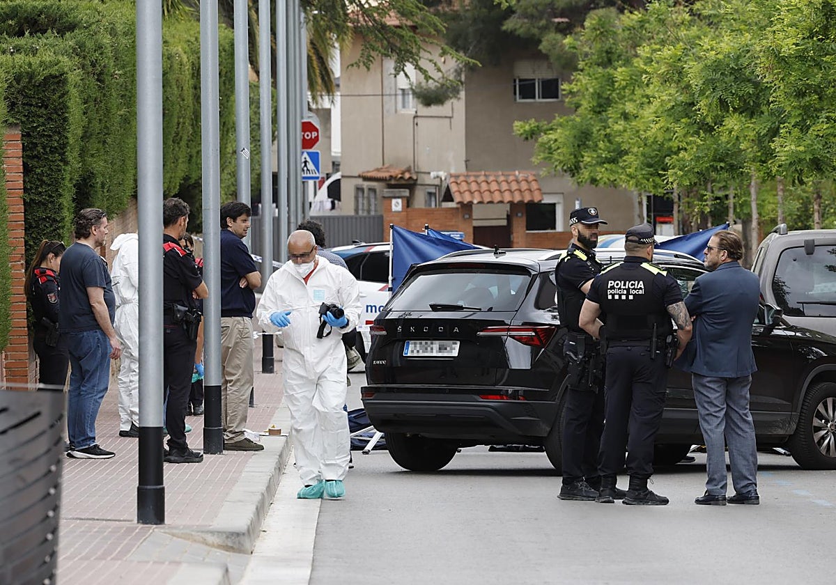 Agentes de la Científica en la zona donde donde el hombre ha apuñalado mortalmente a la mujer, en Esplugas e Llobregat (Barcelona)