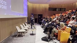El islamófobo Tommy Robinson preside la conferencia de los 'Patriots' en París