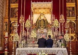 Juanma Moreno reafirma su compromiso con las tradiciones, donde «se palpa la fuerza de Andalucía»