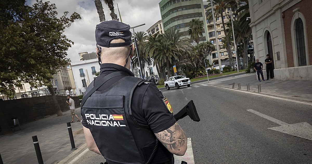 Un policía fuera de servicio reduce  a un hombre que estaba agrediendo a su mujer en Denia