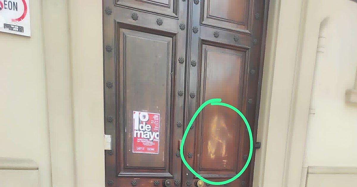 UGT denuncia la aparición de una pintada con una esvástica en su sede de León
