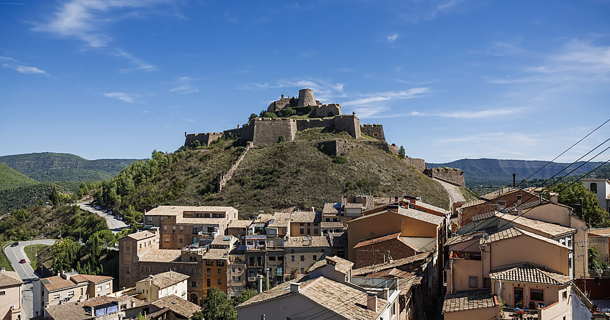 El pueblo medieval de Barcelona que tienes que visitar sí o sí: esconde un impresionante castillo que cautivó a Orson Welles