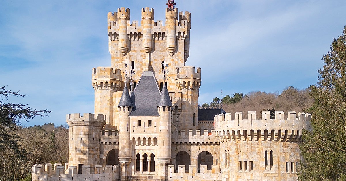 El pueblo del País Vasco con uno de los castillos más bonitos de España: patrimonio medieval y rutas entre árboles centenarios