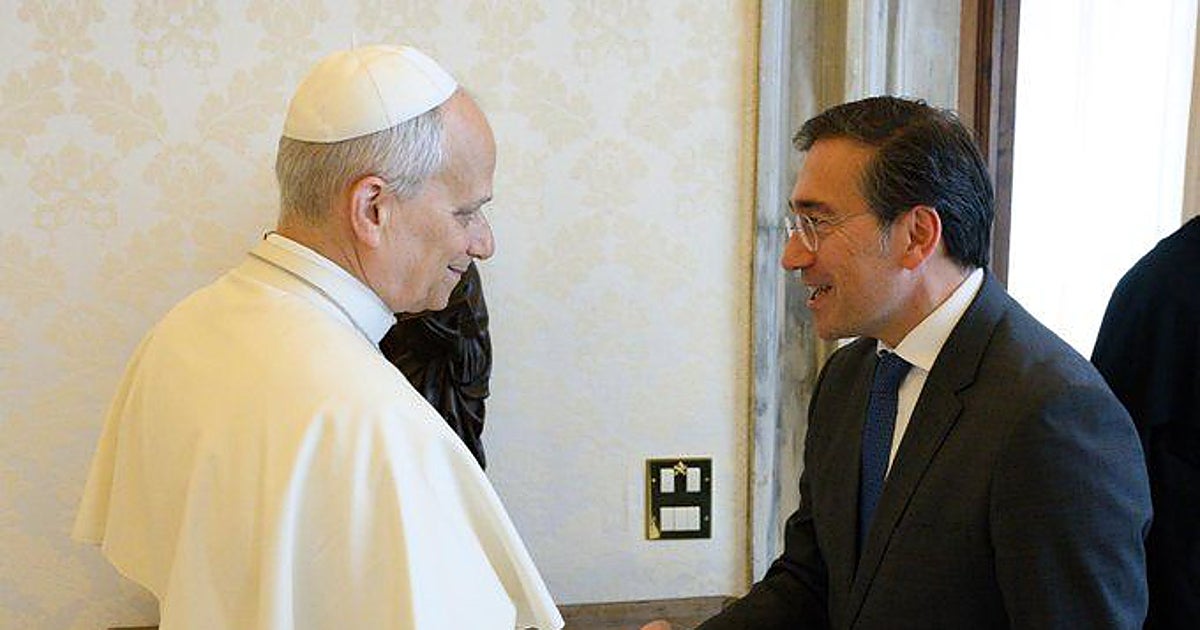 Albares entrega al Papa una invitación de Sánchez que le corresponde al Rey
