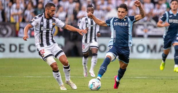 Kevin Medina emerge del ostracismo en el Córdoba CF para convertirse en uno de los fijos de Ivan Ania