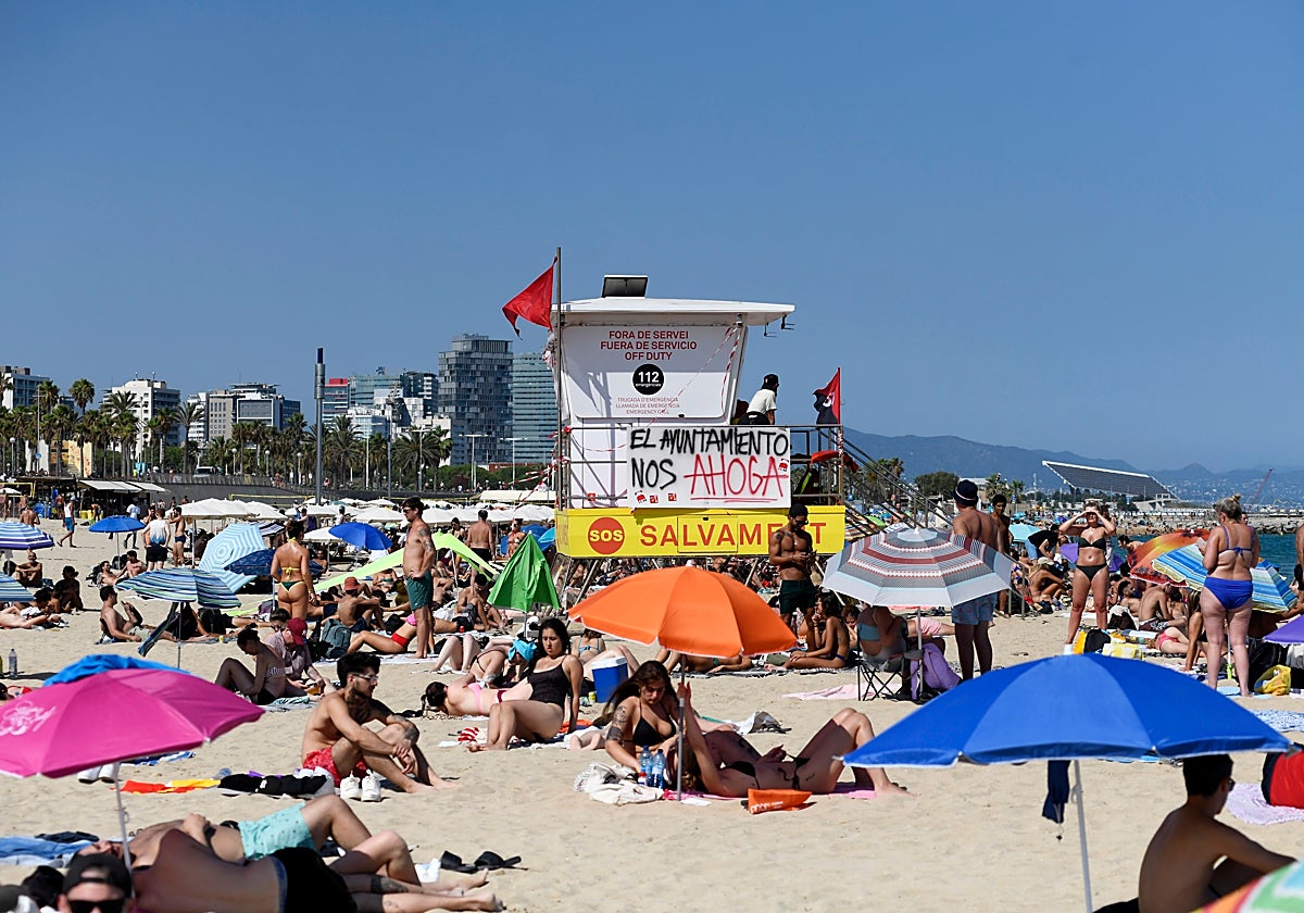 Un puesto de vigilancia en una de las playas de Barcelona, en una imagen tomada el 5 de agosto de 2025.