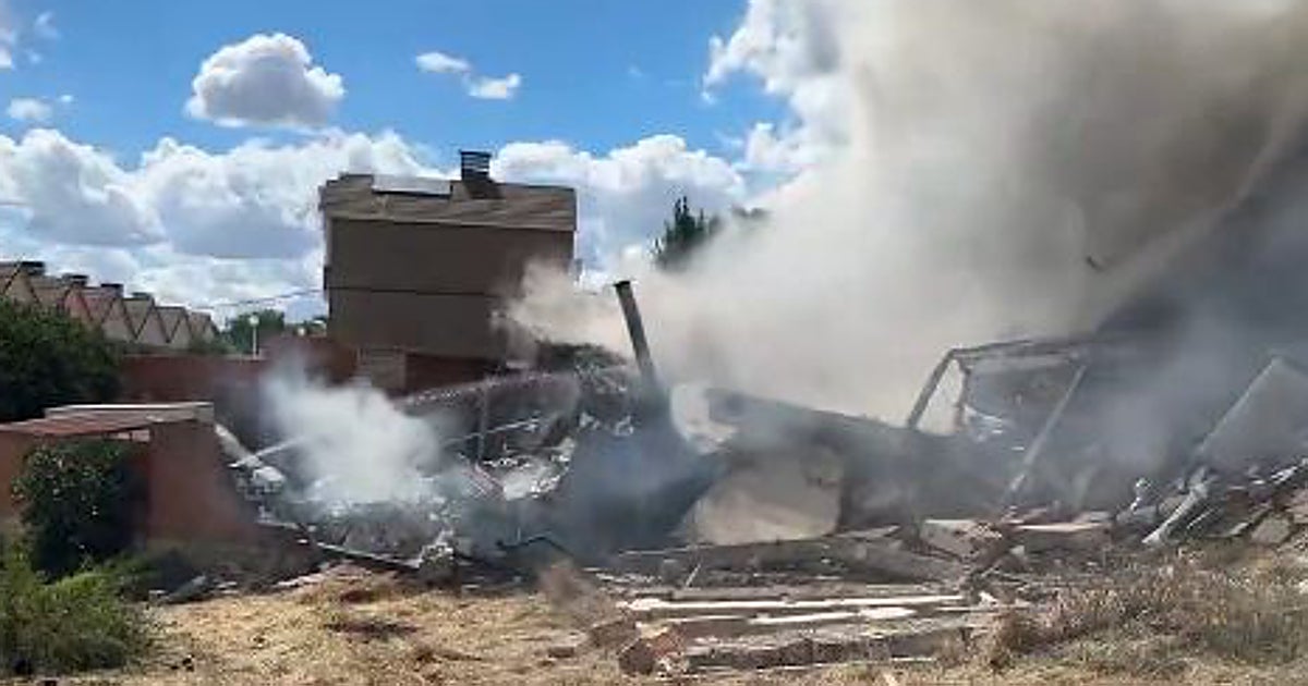 Un incendio provoca el derrumbamiento de tres viviendas unifamiliares en Morata de Tajuña