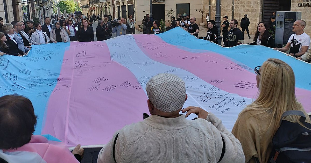 El Constitucional admite el recurso de Sánchez y suspende los cambios en la 'ley trans' valenciana